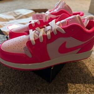 NWT NIKE 6Y 7.5W Kids 1 Low-Top Sneakers in Hot hyper Pink White Jordan